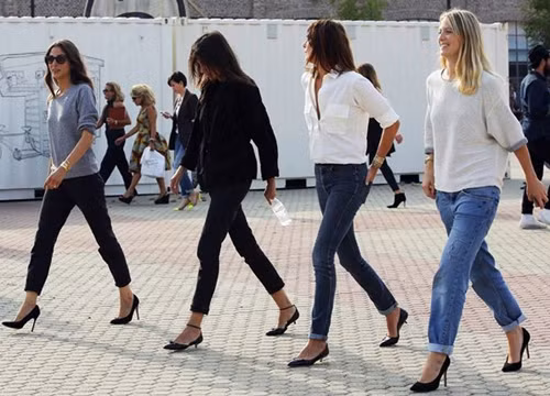 Đi dạo. Ngay cả khi ngủ trưa, cơ thể thường cảm thấy mệt mỏi nhiều nhất vào lúc từ 1 – 3 giờ chiều. Để cảm thấy tốt hơn, bạn nên dành thời gian đi dạo hoặc di chuyển một vài vòng quanh nơi làm việc để xua tan cảm giác mệt mỏi thường trực.