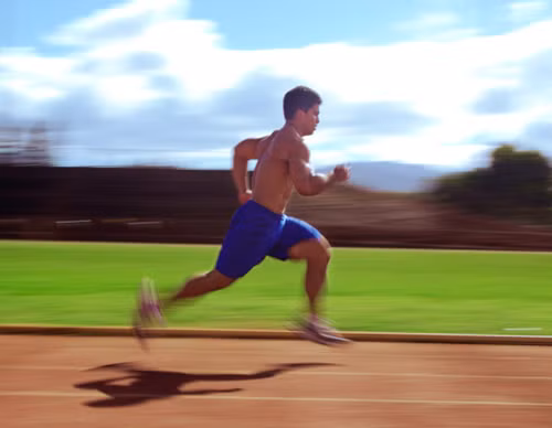 Để chân trần để thực hiện các động tác bài tập sprints giúp bạn chạy nhanh hơn. Tuy nhiên, để an toàn bạn cần đảm bảo không gian tập luyện được vệ sinh sạch sẽ, không xuất hiện vật sắc nhọn gây hại.