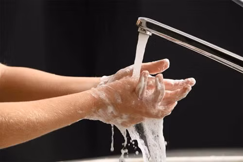 Rửa tay bằng xà phòng thường thay vì xà phòng diệt khuẩn. Trên thực tế, chưa có bằng chứng đầy đủ chứng minh xà phòng diệt khuẩn tốt hơn rất nhiều so với xà phòng thông thường. Hơn nữa xà phòng diệt khuẩn lại có thể gây tổn hại hơn nhiều cho sức khỏe bởi nó khiến vi khuẩn trở nên mạnh mẽ hơn.