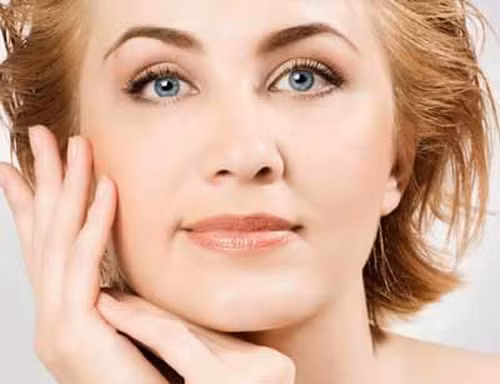 Giúp da bóng láng. Một cốc nước dừa mỗi ngày sẽ mang lại hiệu ứng hydrat hóa, giúp da căng mịn bất ngờ. Không chỉ đối với da mặt, uống nước dừa có thể mang lại tác động tới làn da toàn thân.