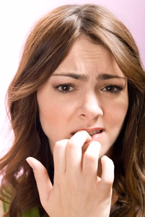 Cắn móng tay. Cắn móng tay không được khuyến khích bởi nó dễ đưa vi khuẩn, mầm bệnh ở bàn tay vào sâu cơ thể. Dù vậy nếu được rửa sạch thì cắn móng tay cũng tốt cho sức khỏe vì tăng cường sức đề kháng.