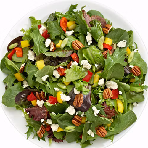 Hạn chế ăn đĩa salad đầy ắp góp phần cho chiến dịch giảm 500 calo mỗi ngày. Món salad không chỉ ngon mà rất có lợi cho sức khỏe. Tuy nhiên, việc ăn hết một đĩa đầy salad đồng nghĩa với việc bạn ăn thêm một lượng bơ, caramen, thịt xông khói, trái cây khô chứa nhiều calo. Tốt hơn, bạn chỉ nên ăn phần trên đĩa salad với ớt chuông, hành tây nướng, nấm và thêm chút rau thơm.