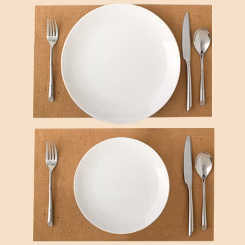 Sử dụng loại đĩa nhỏ. Chỉ cần đổi loại đĩa rộng từ 30cm xuống 25cm có thể giúp bạn ăn ít hơn 20 – 25%, giảm 500 calo nạp vào. Đặc biệt, việc thay đĩa không khiến bạn cảm thấy mình vừa ăn ít đi nên không cảm thấy đói.