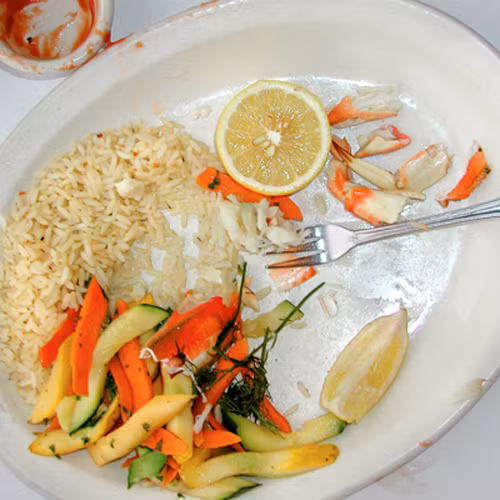 Không ăn hết đĩa. Theo tiến sĩ James O.Hill – tác giả cuốn The Step Diet (Từng bước ăn kiêng), để lại 25% đồ ăn ở đĩa, bát không chỉ giúp bạn cảm thấy ngon miệng mà còn hạn chế nạp khoảng 2.000 calo hoặc nhiều hơn mỗi ngày.