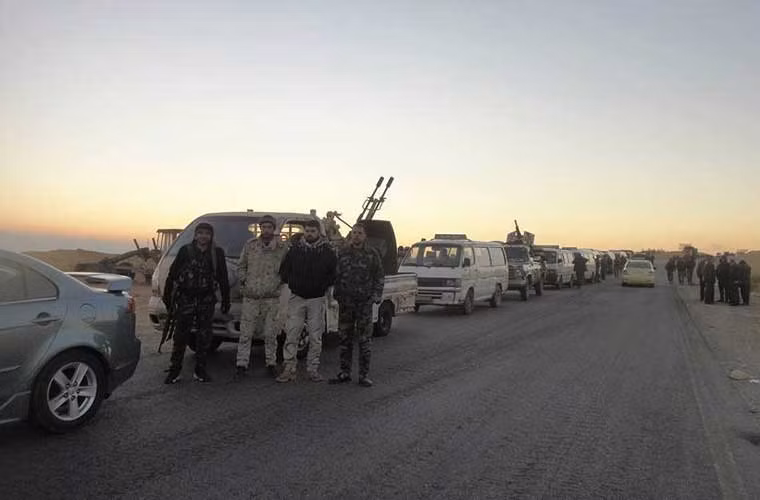 Các tay súng thuộc lực lượng tiếp viện cho quân chính phủ Syria tới Palmyra chụp ảnh trong lúc dừng chân. Ảnh AM