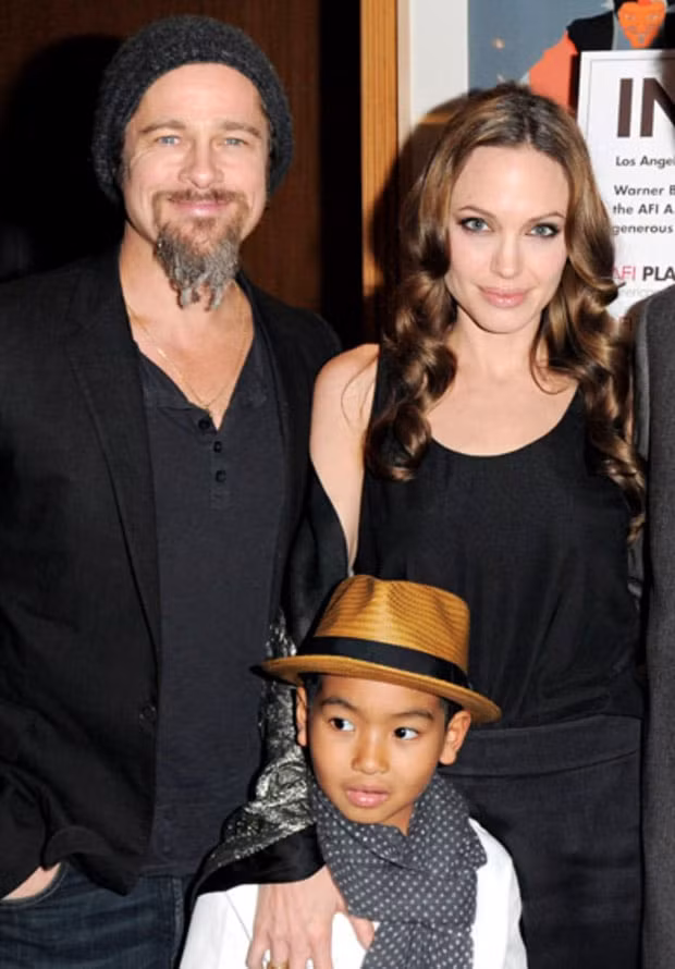 Maddox, con trai nuôi của hai ngôi sao Hollywood lần đầu tiên cùng bố mẹ xuất hiện trên thảm đỏ sự kiện trong buổi ra mắt phim Invictus ở Beverly Hills vào tháng 12/2009.