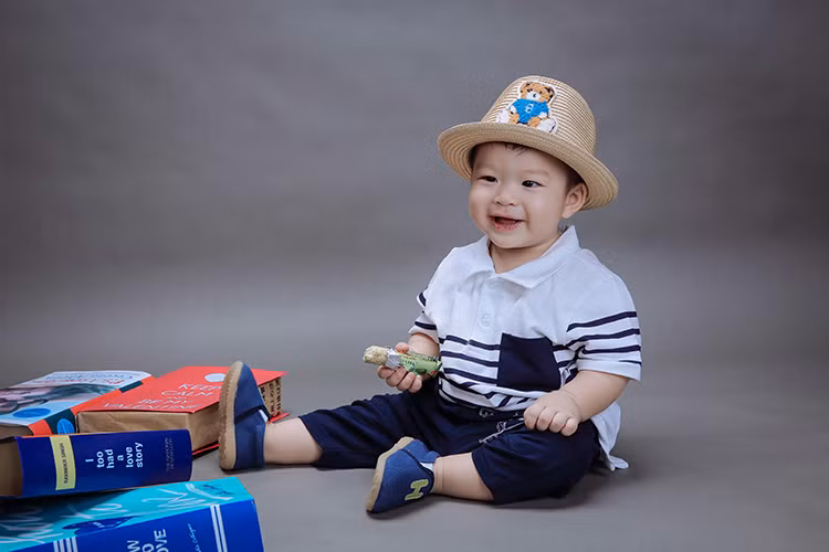 Bé Putin Tin - con trai Nhật Kim Anh chào đời ngày 20/9/2015. Trước ngày tròn một tuổi, cậu nhóc được bố mẹ thực hiện cho một bộ ảnh. 