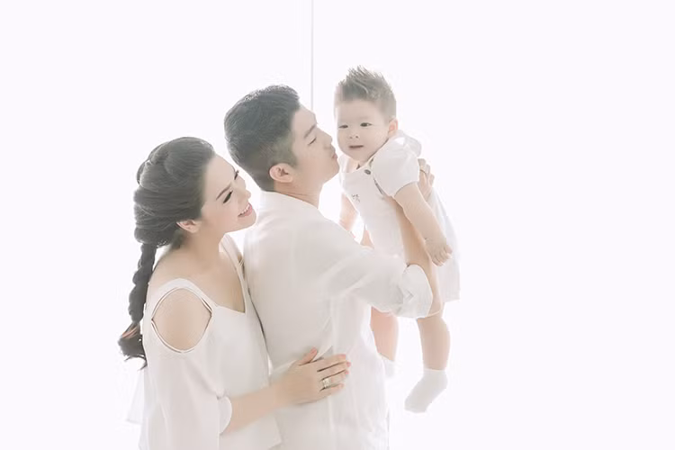 Trong khi đó, Nhật Kim Anh lại liên tục di chuyển giữa quê chồng và Sài Gòn để chu toàn công việc và chăm sóc gia đình. 