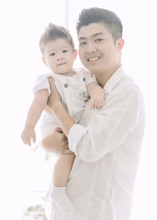 Ông xã Nhật Kim Anh hạnh phúc bên con trai. Cả hai được nhận xét có nhiều nét giống nhau. 