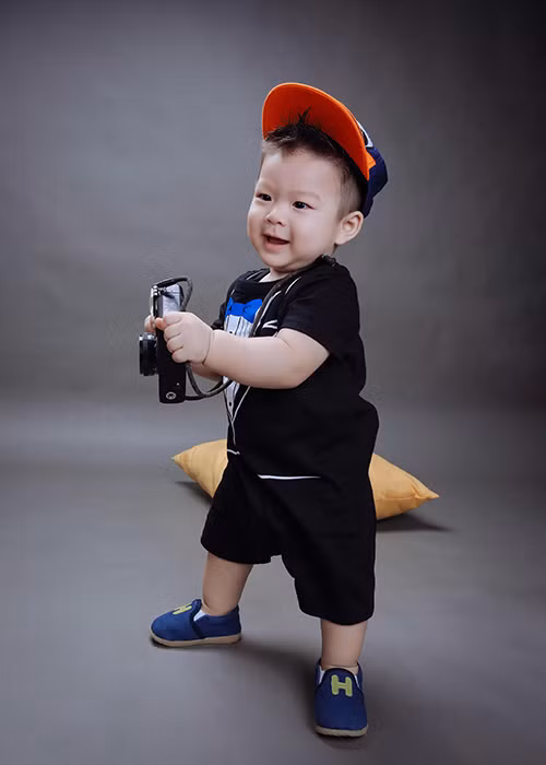 Nhóc tì nhà nữ diễn viên phim “Long thành cầm giả ca” trông bụ bẫm, đáng yêu. Đặc biệt, bé rất hay cười. 