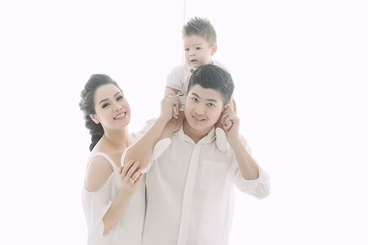 Nhân dịp con trai sắp tròn một tuổi, vợ chồng Nhật Kim Anh cũng ghi lại những khoảnh khắc bên thiên thần nhỏ của mình. 