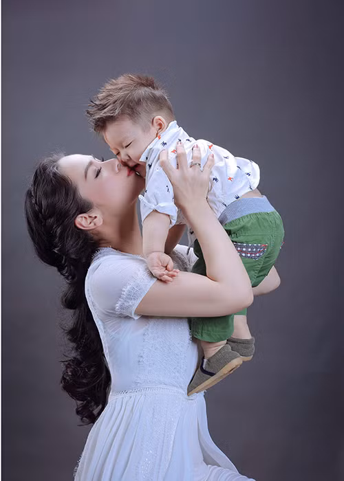 Nữ diễn viên phim “Long thành cầm giả ca” cưng nựng thiên thần nhỏ của mình. 