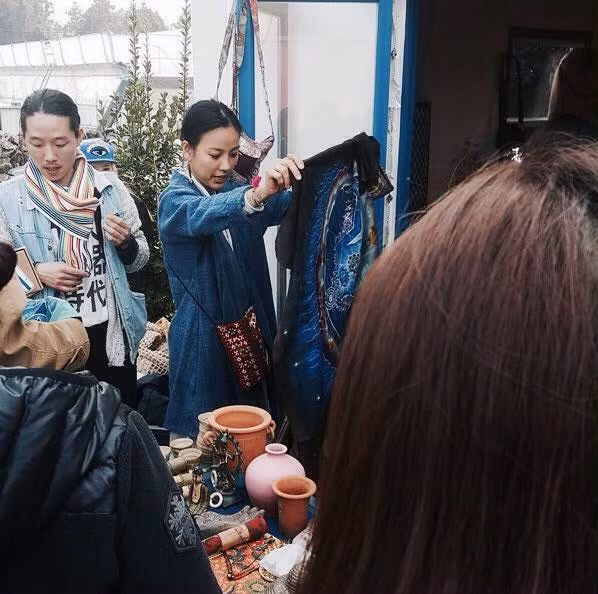 Nhìn cô vui vẻ bán hàng, không ai nghĩ, Lee Hyori là một nữ ca sĩ nổi tiếng.