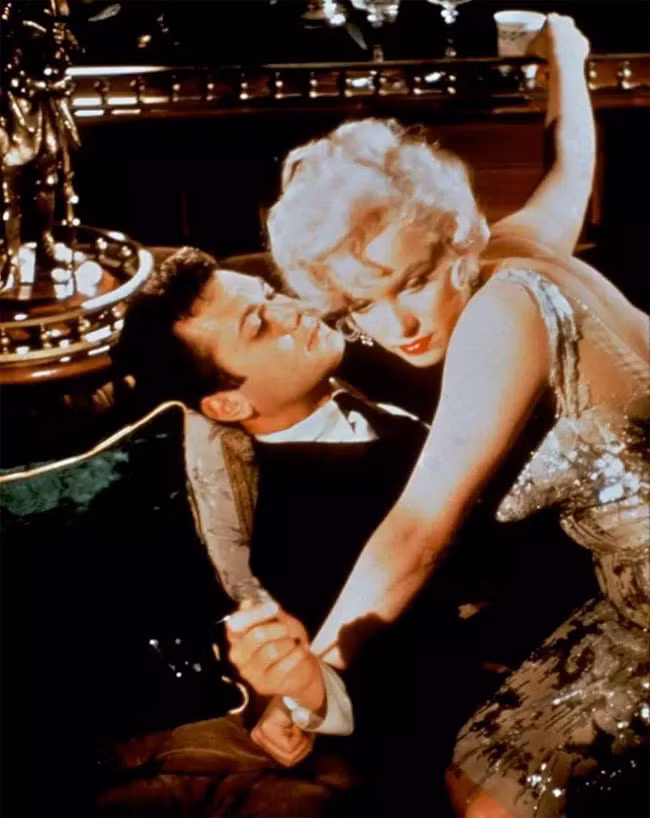 Tony Curtis ghét cay ghét đắng khi phải quay cảnh hôn với Marilyn Monroe trong bộ phim "Some Like It Hot" bởi Marilyn có kiểu hôn rất ướt át. Cô muốn anh hôn cô bằng lưỡi mà anh thì không muốn.