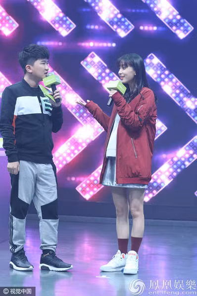 Sau đám cưới, cả hai lại lao vào công việc với lịch làm việc kín mít nên ít có thời gian dành cho nhau. Fan lo sợ khoảng cách sẽ khiến tình cảm của cặp sao đẹp đôi nhất Cbiz rạn nứt.