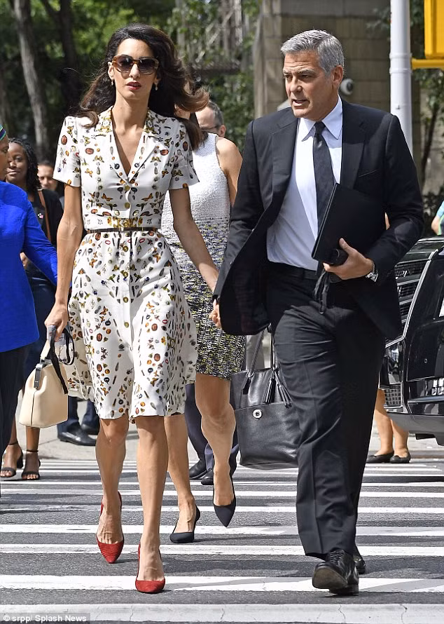 Ngày 20/9, Amal cùng George Clooney tới dự một buổi thảo luận của Liên hợp quốc liên quan tới quỹ từ thiện của họ mang tên Clooney Foundation For Justice. Amal mặc bộ váy hoa hiệu Alexander McQueen giá 1.795 bảng, đi giày Prada giá 425 bảng, đeo túi Michael Kors giá 1.074 bảng và đeo kính râm hiệu Heidi London giá 165 bảng.