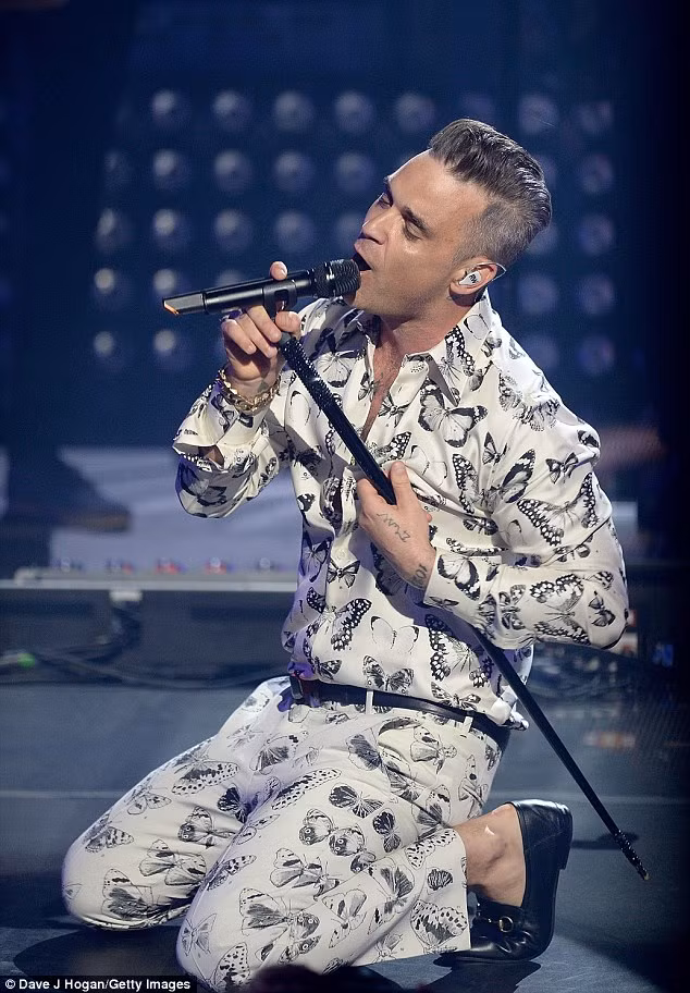 Tháng 10/2014, Robbie Williams gây sốc khi quay clip quá trình trong và sau khi sinh con của vợ.