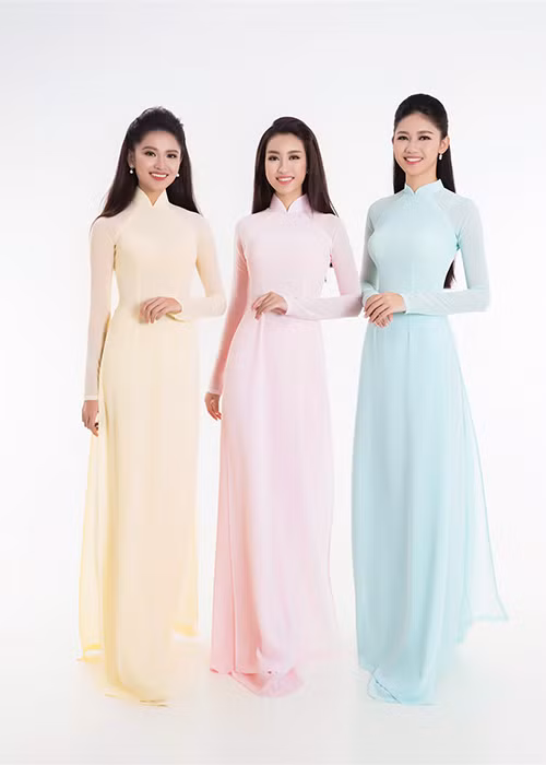  Hoa hậu Đỗ Mỹ Linh (ở giữa) cùng hai á hậu: Thanh Tú (ngoài cùng bên phải) và Thùy Dung đã diện các thiết kế của Thuận Việt – Tuấn Hải. 