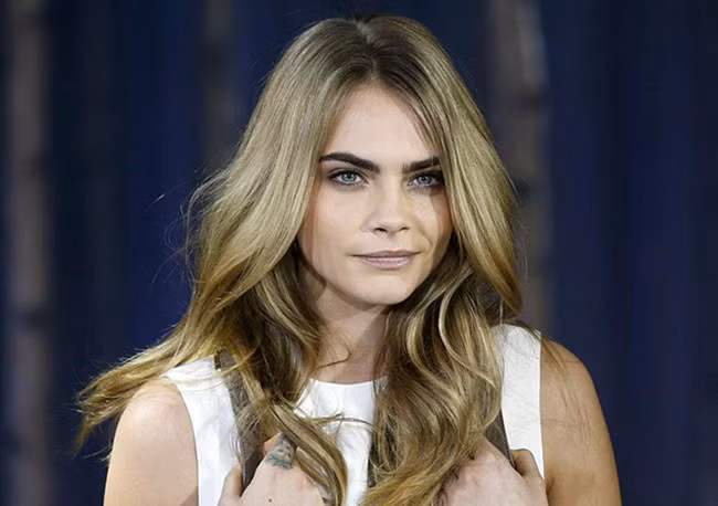 Đôi lông mày rậm và rất đậm nét của người mẫu Cara Delevingne đã khiến gương mặt cô gây ấn tượng với người đối diện.