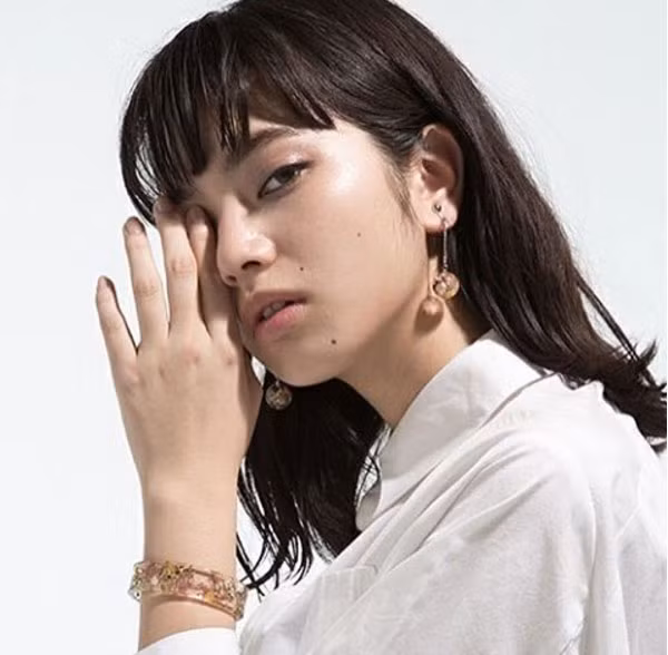 Là một ngôi sao đang lên ở Nhật, Nana Komatsu còn là bạn thân của Kiko Mizuhara, người được cho là bạn gái của G-Dragon trước kia.