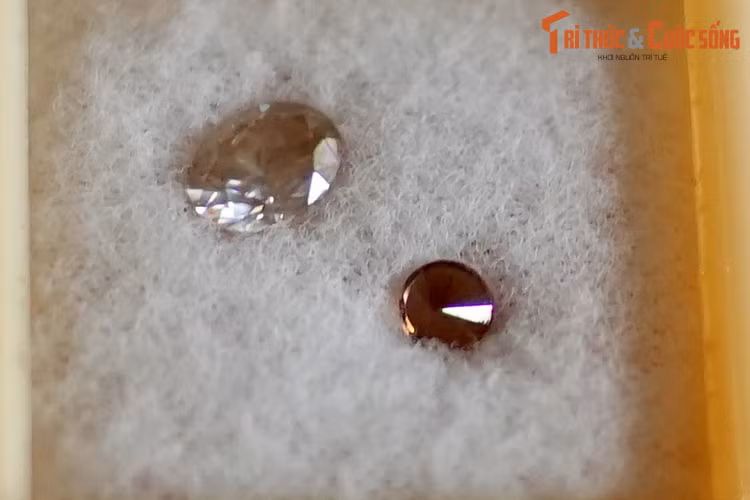 Một số mẫu zircon ở bảo tàng Địa chất TP HCM. Zircon không màu được sử dụng rộng rãi thay thế cho kim cương, còn được gọi là "kim cương Matura".