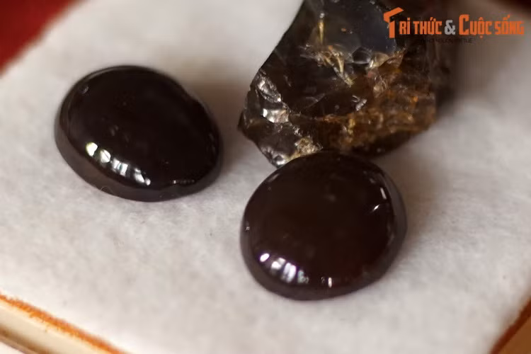 Mẫu đá opal thu thập ở Di Linh, Lâm Đồng, thuộc bộ sưu tập đá quý của Bảo tàng địa chất TP HCM. Opal là một loại đá khoáng vật dioxide silic, chứa 1-10% nước. Những mẫu opal chất lượng tốt có giá trị rất cao, đôi khi được xếp trên cả kim cương và hồng ngọc.