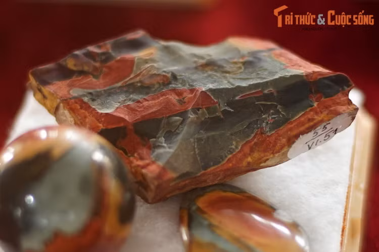 Mẫu calcedony thô, thu thập ở Thủ Đức, TP. HCM. Calcedony được tìm thấy trong tự nhiên với nhiều màu sắc và dạng hình khác nhau, có giá trị như một loại đá bán quý.