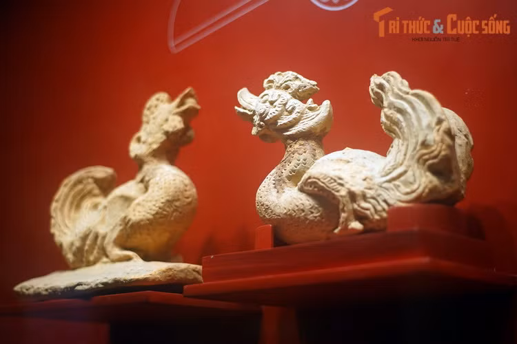 Tượng uyên ương trên ngói úp nóc thời Lý. Theo quan niệm Phật giáo truyền thống, uyên ương là một trong những loài vật biểu trưng của Phật giáo, thể hiện sự hóa thân của Đức Phật, là hiện thân của hạnh phúc.