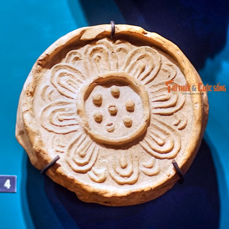 Đầu ngói ống thời Trần.