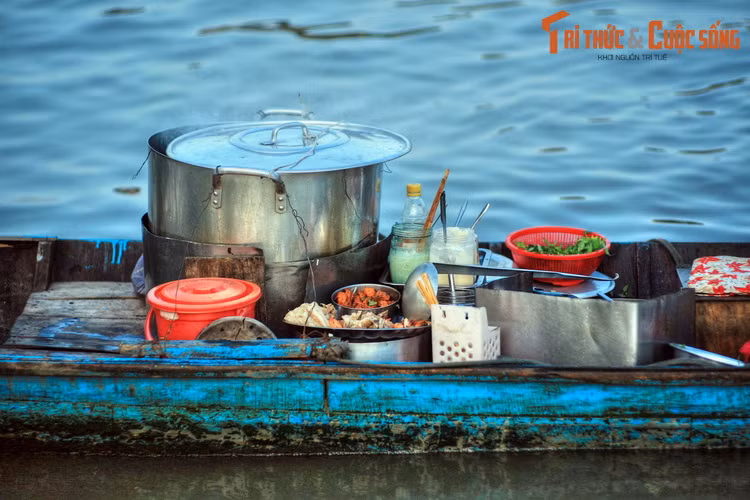 Đối với các vị khách đến từ miền khác, nét hấp dẫn nhất của chợ nổi Ba Ngàn là các hàng ăn trên thuyền, bán đủ các món ăn quen thuộc của người Nam Bộ.
