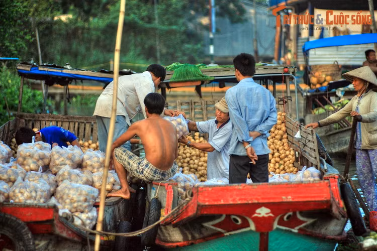 Mặt hàng được buôn bán tại chợ chủ yếu là nông sản địa phương.