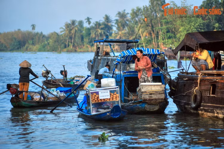 Từ khi được dời về địa điểm mới, chợ không còn đông vui như trước, nhưng vẫn mang những nét văn hóa đặc trưng của một khu chợ nổi ở đồng bằng sông Cửu Long.