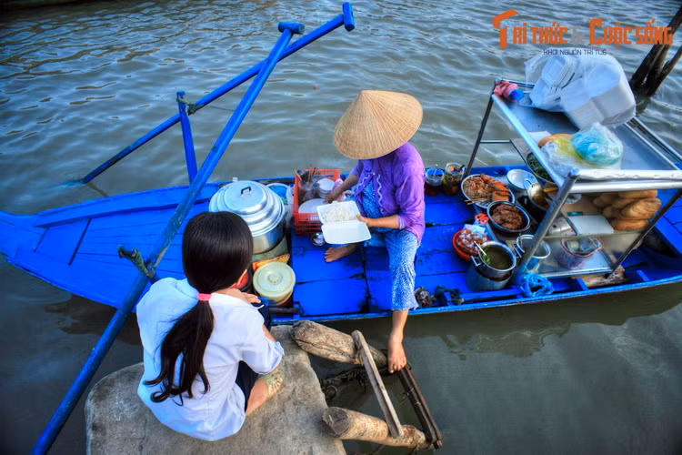Không chỉ phục vụ khách trên mặt nước, các “quán ăn di động” này còn ghé bến để đáp ứng nhu cầu khách trên bờ.