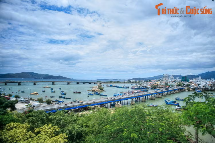 Cầu Xóm Bóng bắc qua cửa sông Cái, nhìn từ khuôn viên tháp Po Nagar. Đây là một bức tranh phong cảnh mang tính biểu tượng về Nha Trang, đã ghi dấu vào tâm trí của người dân và du khách ghé thăm thành phố này.