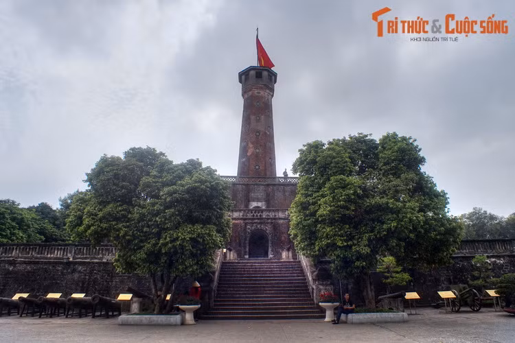 9. Vào hồi 15 giờ ngày 10/10/1954, hàng vạn nhân dân thủ đô Hà Nội tề tựu tại Cột cờ Hà Nội để dự lễ thượng cờ do Ủy ban Quân chính thành phố tổ chức. Sau 9 năm, lá cờ đỏ sao vàng lại kiêu hãnh tung bay ở nơi đây.