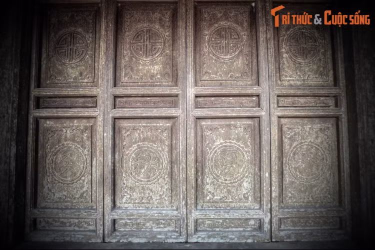 Năm 1425, nghĩa quân Lam Sơn từ Nghệ An tiến vào vùng đất này và tìm gặp hoàng hậu Bạch Ngọc. Thủ lĩnh nghĩa quân là Bình Định vương Lê Lợi đã cho đón tiếp bà theo nghi lễ dành cho một bà hoàng.