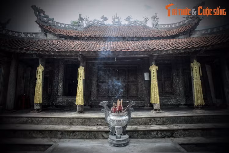 Tọa lạc tại xã Đức Hòa, huyện Đức Thọ, tỉnh Hà Tĩnh, chùa Am là một trong những ngôi chùa cổ nổi tiếng nhất khu vực Băc Trung Bộ. Chùa được khởi dựng từ đầu thế kỷ 15, có lịch sử gắn liền với cuộc đời hoàng hậu Bạch Ngọc, một vị hoàng hậu cuối thời Trần.