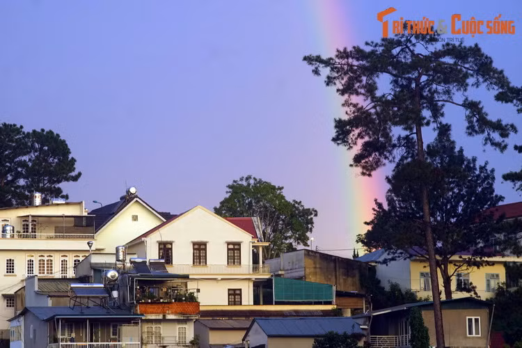 Trên thực tế, cầu vồng kép là xảy ra khá thường xuyên, và không phải là một hiện tượng bất thường của thời tiết. Do cầu vồng thứ hai thường quá mờ nhạt mà sự hiện diện của nó hay bị bỏ qua.