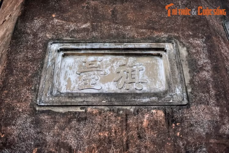 Được xây dựng từ năm 1805 - 1812 dưới thời vua Gia Long, cột cờ có tên gọi chính thức là Kỳ đài, nằm trên phần đất phía Nam của Hoàng thành Thăng Long.