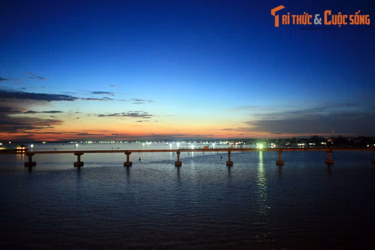 Hoàng hôn trên đầm Thanh Lam, đầm nước thuộc hệ thống hệ đầm phá Tam Giang – Cầu Hai ở Thừa Thiên - Huế.