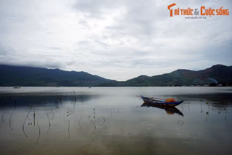 Nét tĩnh lặng của đầm Cầu Hai, đầm nước được ví như một báu vật mà thiên nhiên ban tặng cho xứ Huế.
