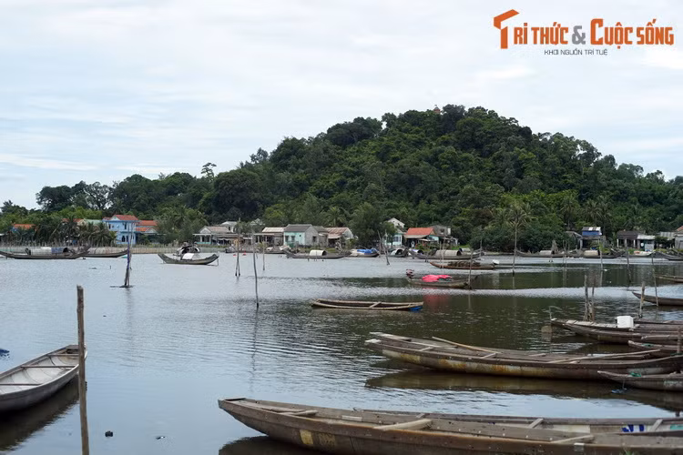 Núi Túy Vân cạnh cửa biển Tư Hiền, nơi có chùa Thánh Duyên - một ngôi quốc tự của Cố đô Huế.
