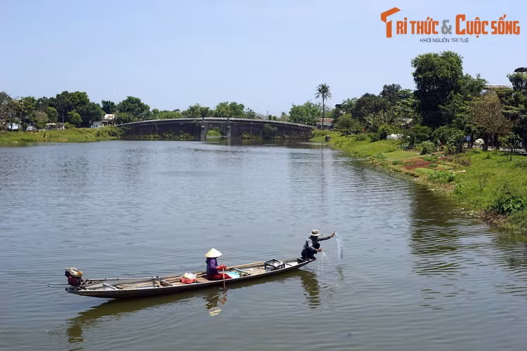 Khung cảnh bình yên trên sông Ngự Hà, con sông đào cắt ngang Kinh thành Huế.