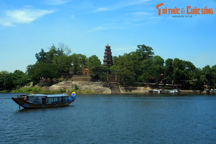 Chùa Thiên Mụ, ngôi cổ tự linh thiêng của đất Cố đô soi bóng xuống sông Hương.