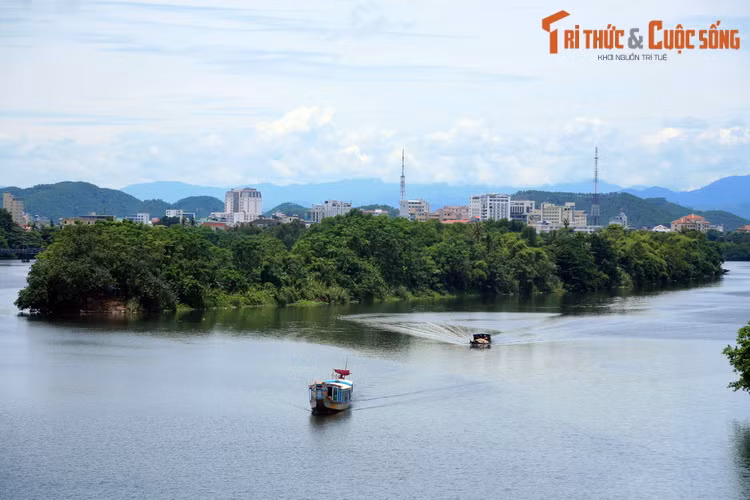 Toàn cảnh cồn Hến, dải đất nằm giữa lòng sông Hương ở phía Đông Kinh thành Huế.