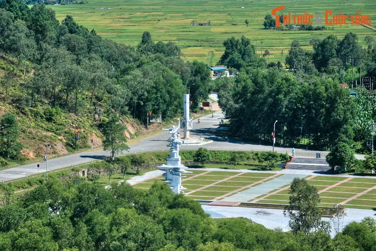Vào thời kháng chiến chống Mỹ, ngã ba này là nút giao thông trọng yếu, luôn hứng chịu những đợt ném bom tàn khốc của không quân Mỹ. Mùa hè năm 1968, nơi đây có một tiểu đội thanh niên xung phong gồm 10 cô gái trẻ làm nhiệm vụ canh giữ giao điểm, phá bom và sửa đường thông xe.