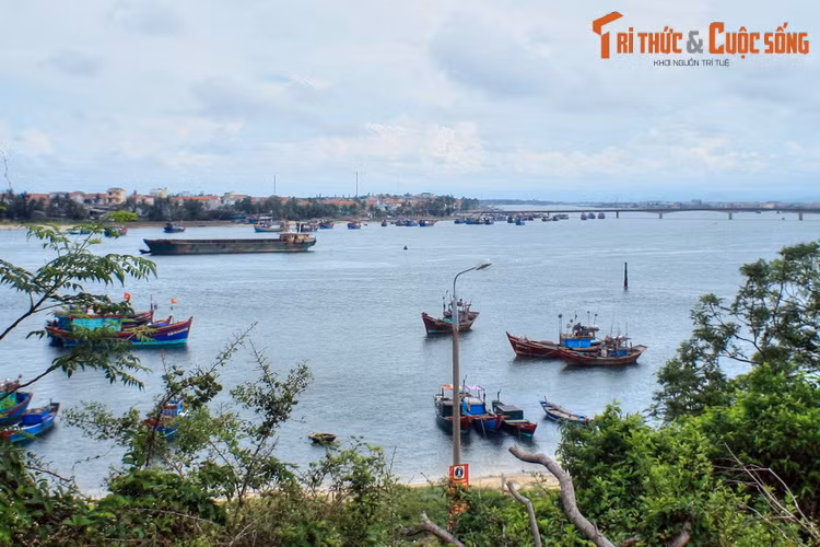 Trong bài thơ “Mẹ Suốt”, nhà thơ Tố Hữu đã viết những vần thơ đầy xúc động: “…Gan chi, gan rứa, mẹ nờ?/ Mẹ rằng: Cứu nước, mình chờ chi ai?/ Chẳng bằng con gái, con trai/ Sáu mươi còn một chút tài đò đưa / Tàu bay hắn bắn sớm trưa/ Thì tui cứ việc nắng mưa đưa đò…”.