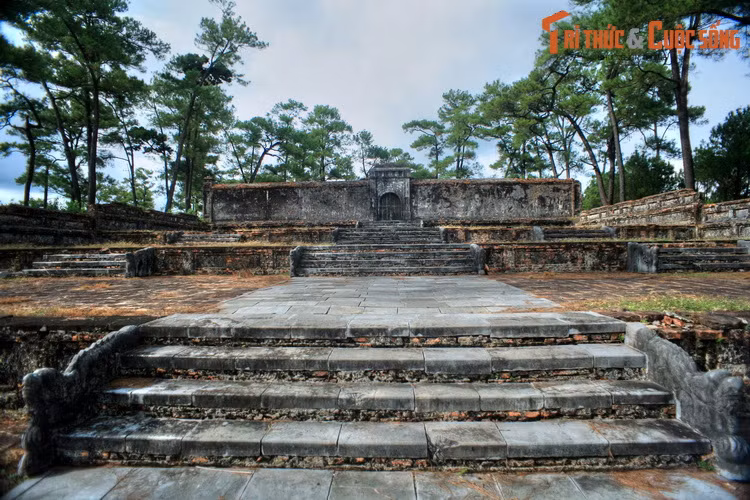 5. Cách lăng Thoại Thánh không xa, lăng Thiên Thọ Hữu là nơi chôn cất Thuận Thiên Cao Hoàng hậu (1769-1846), vợ thứ hai của vua Gia Long, mẹ vua Minh Mạng. Đây là một khu lăng mộ mang quy cách điển hình của các lăng mộ hoàng thân quốc thích nhà Nguyễn