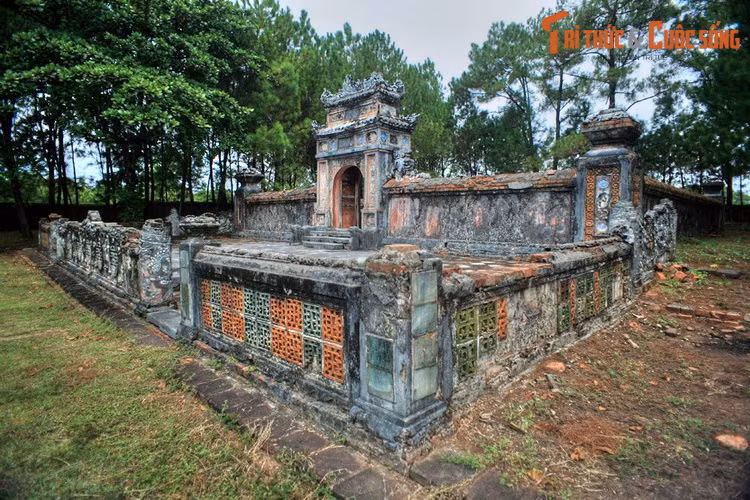 3. Lăng mộ của hoàng tử Kiên Thái Vương (Nguyễn Phúc Hồng Cai, 1845-1876) - cha đẻ của ba vị vua nhà Nguyễn là Đồng Khánh, Kiến Phúc, Hàm Nghi - tọa lạc trên một ngọn đồi kế bên lăng mộ vua Đồng Khánh. Đây lăng có khảm sứ màu sớm nhất trong hệ thống các lăng của vua, chúa, hoàng thân nhà Nguyễn.