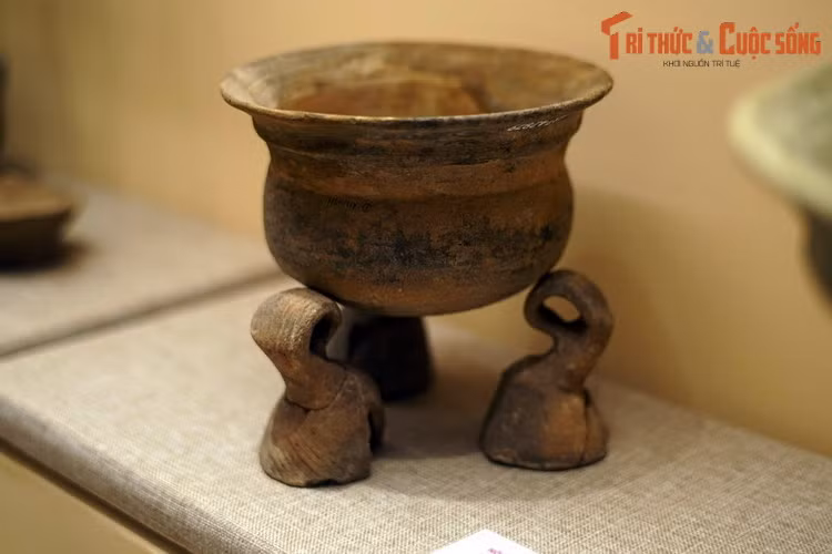 Nồi và chân kiềng gốm của văn hóa Phùng Nguyên, 3.500-4.000 năm trước, hiện vật của Bảo tàng Lịch sử Quốc Gia Việt Nam. Văn hóa Phùng Nguyên là một nền văn hóa tiền sử thuộc sơ kỳ thời đại đồ đồng, cuối thời đại đồ đá mới, phân bố ở miền Bắc Việt Nam.